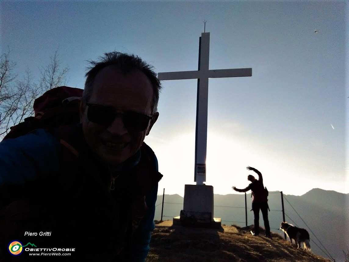 81 Croce del Monte Corno-Crus di Coregn nella controluce del tramonto.jpg